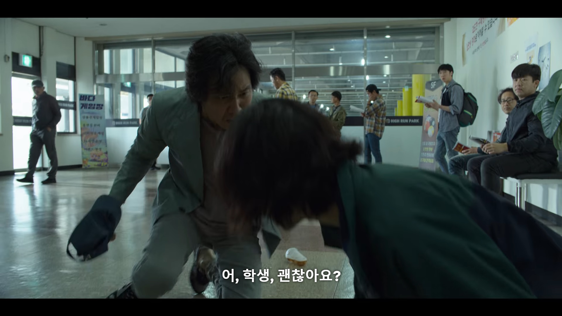 Squid Game główny bohater wpada na młodą dziewczynę