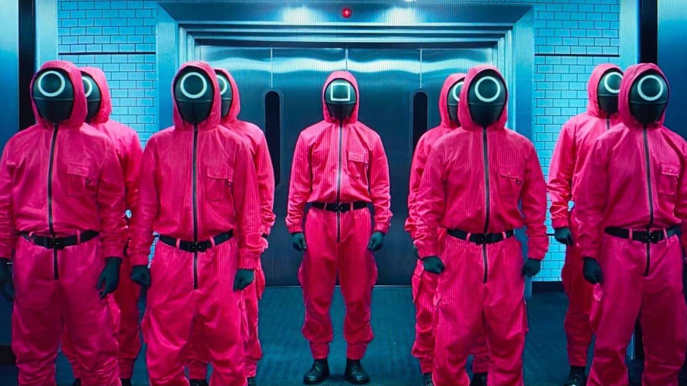 Squid Game zamaskowani prowadzący gry