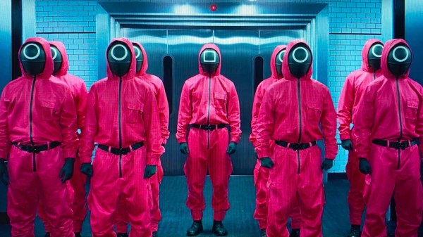 Squid Game zamaskowani prowadzący gry